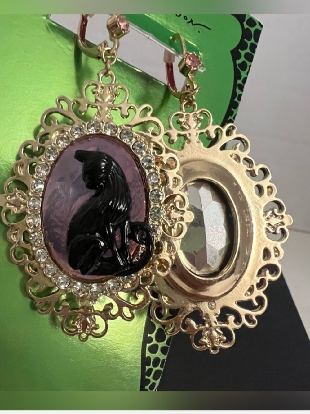 ✨️🐈⬛NWT Betsey Johnson✨️ Gold and Black Cameo🐈⬛ Cat Filigree Drop Earrings - Picture 4 of 6